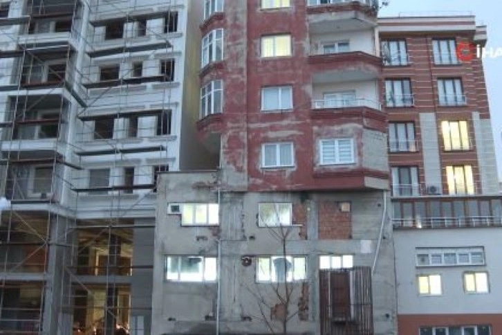 Bağcılar’da iki farklı binanın üst üste konulmuş gibi göründüğü apartman yıkılıyor