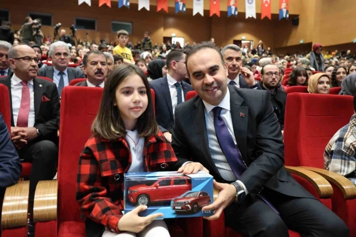 Bakan Kacır: "Türk gençleri gökyüzüne Türk’ün imzasını attı"
