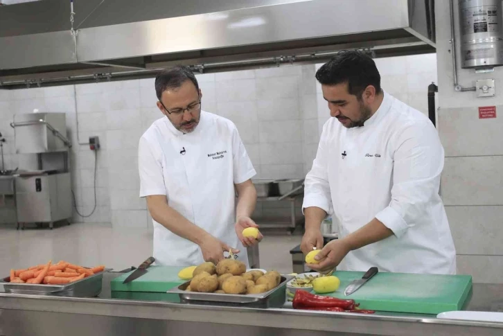 Bakan Kasapoğlu mutfağa girdi, gençlere iftar menüsü hazırladı

