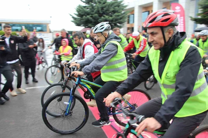 Bakan Uraloğlu, Trabzon’da pedal çevirdi
