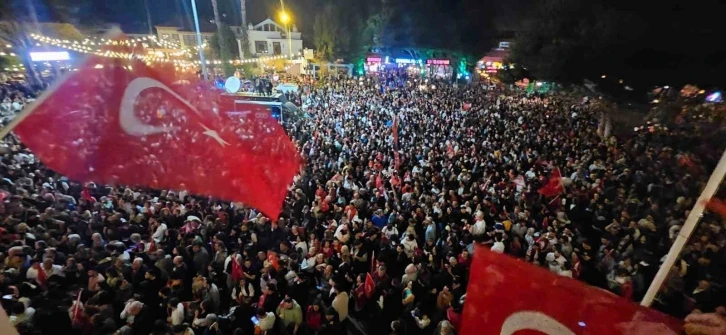 Balkon konuşması yapan Böcek: "Antalya’da rekor kırmaya devam edeceğiz"
