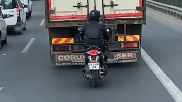 Başakşehir’de otoyolda motosikletle tehlikeli yolculuk kamerada
