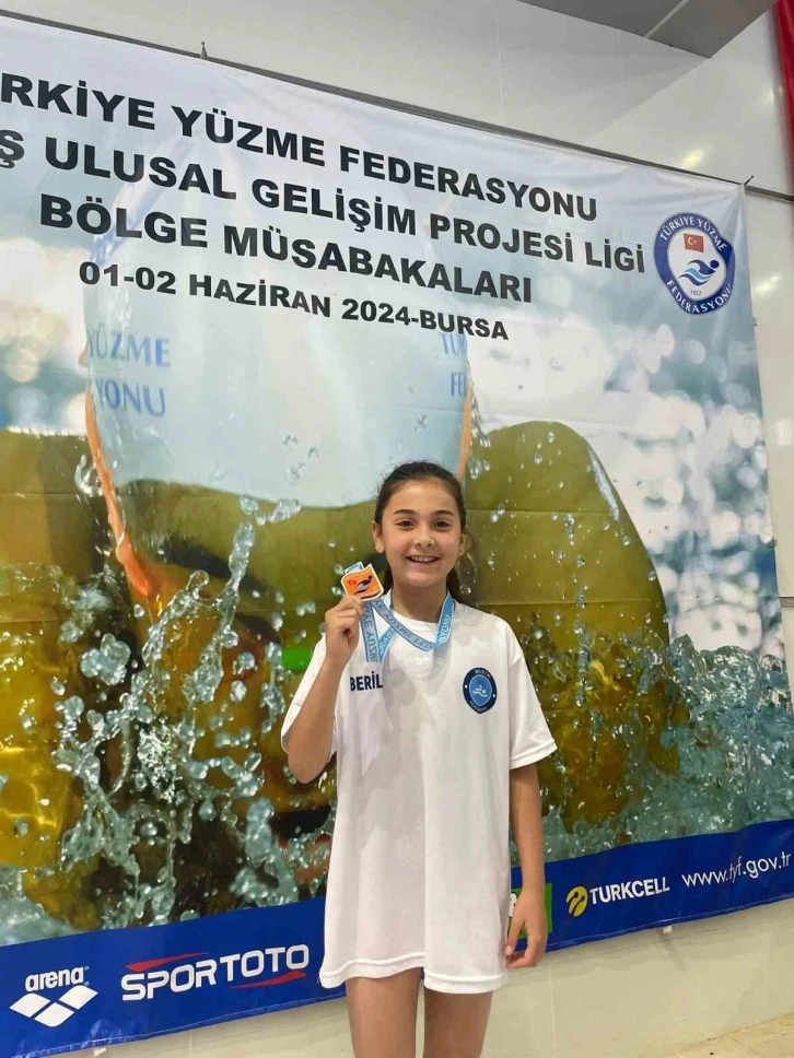 Başarılı yüzme sporcusu Türkiye 3’üncü oldu
