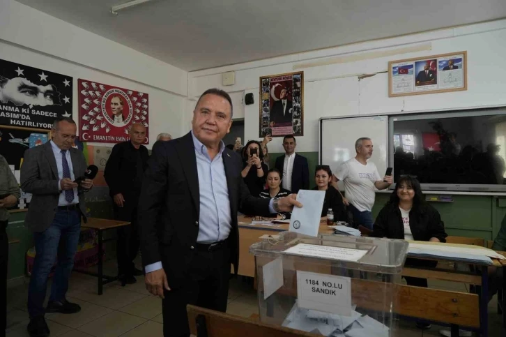Başkan Böcek: "Seçimlerin Antalya’ya hayırlı olmasını dilerim"
