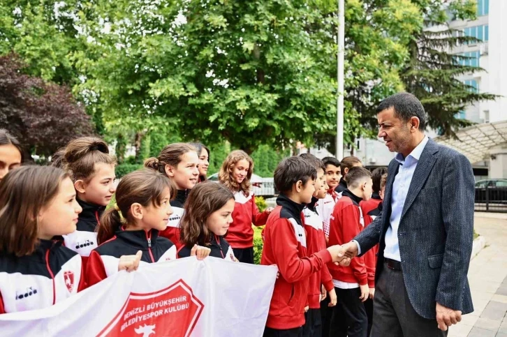 Başkan Çavuşoğlu genç yüzücüleri Antalya’ya uğurladı
