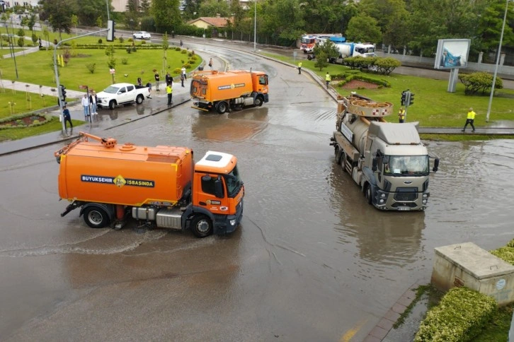 Başkent'i sel vurdu: Vatandaşlar araçların üzerinde mahsur kaldı