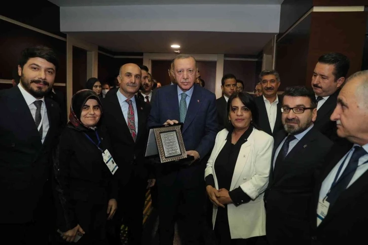 Batman’da yapılan işlemeli tablo Cumhurbaşkanı Erdoğan’a hediye edildi
