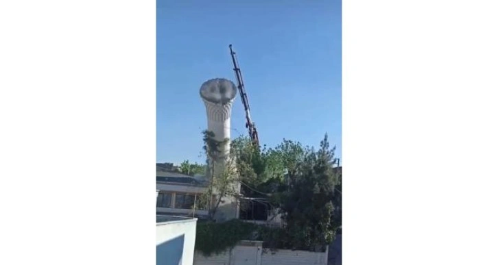 Batman’da hasar alan camiinin minaresi kontrollü olarak yıkıldı