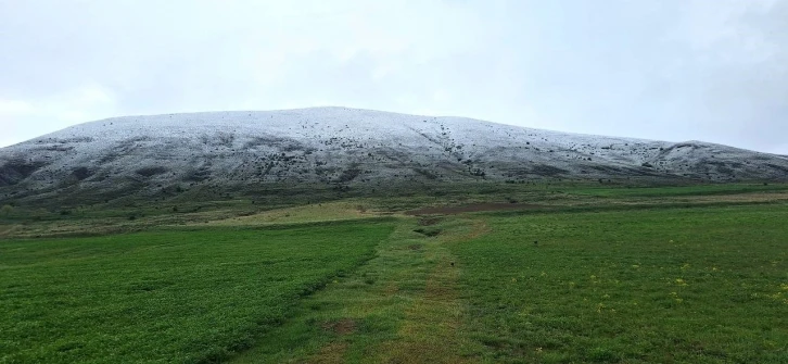 Bayburt’un yüksek tepelerine kar yağdı
