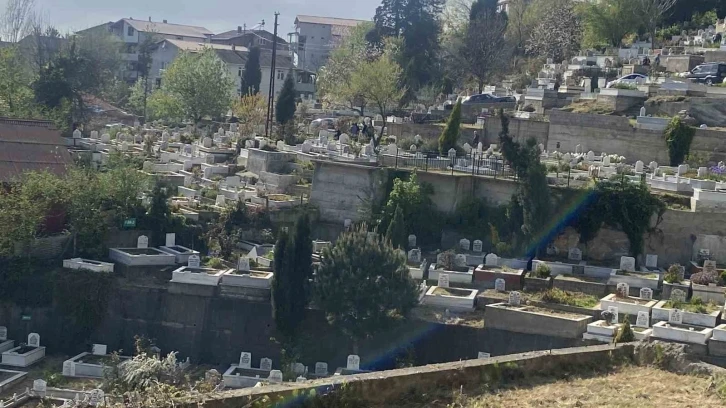 Bayram öncesi vatandaşlardan mezar ziyareti
