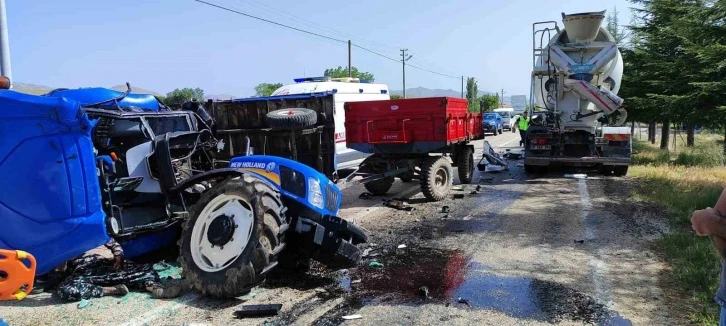 Beton mikseri ile traktörün çarpıştığı kazada 3 kişi yaralandı
