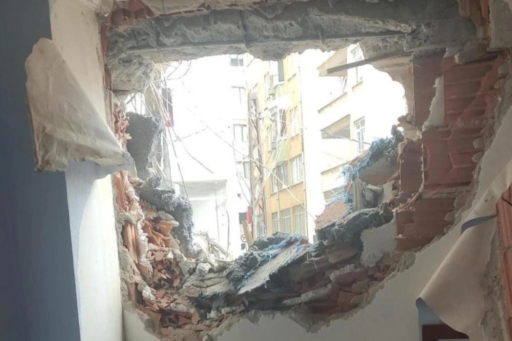 Beylikdüzü’nde yıkım sırasında yan binanın duvarı yıkıldı