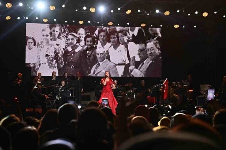 Beyoğlu’nda 19 Mayıs coşkusu Candan Erçetin konseri ile son buldu
