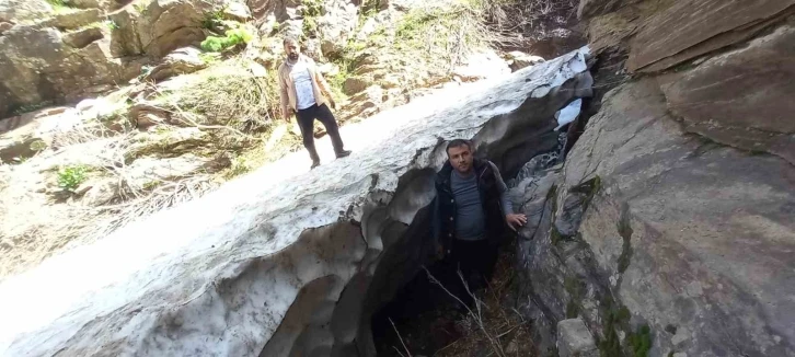 Bitlis’in kar tünelleri buzdan mağaraları andırıyor
