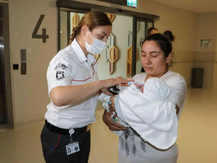 Bu hastanede bebekler ve anneleri çipli bileklikler ile güvende
