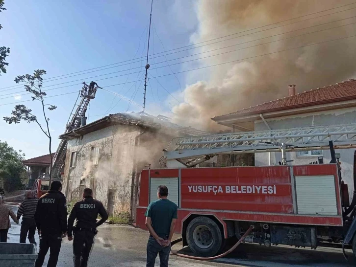 Burdur’da depoda çıkan yangın evlere sıçradı: 2 ev ve 1 depo kullanılamaz hale geldi
