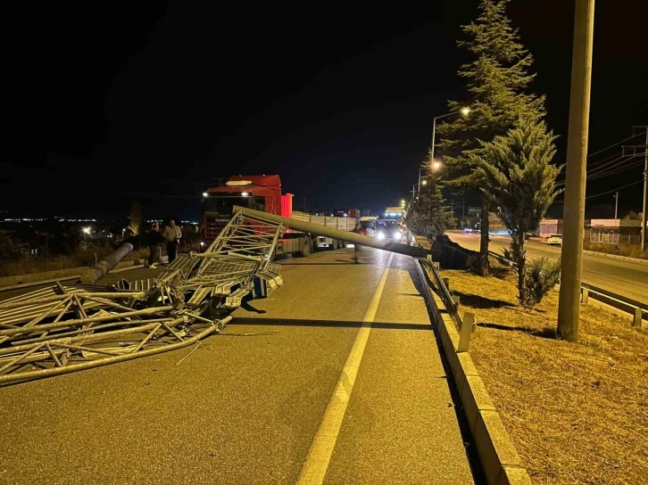 Burdur’da dorsesi açık unutulan kamyon trafik levhasını devirdi, yol trafiğe kapandı
