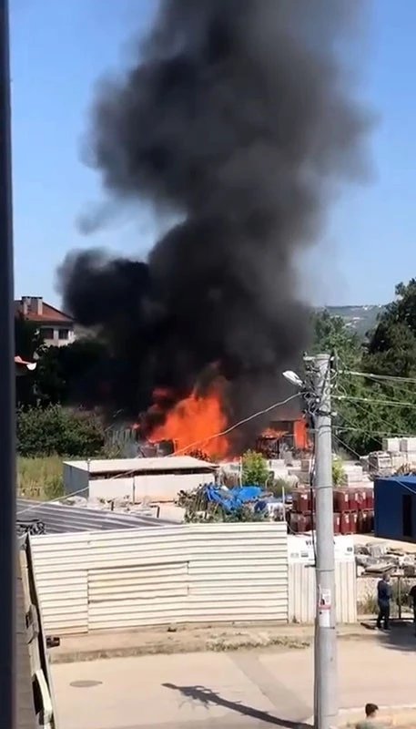 Bursa’da inşaat deposu alev alev yandı

