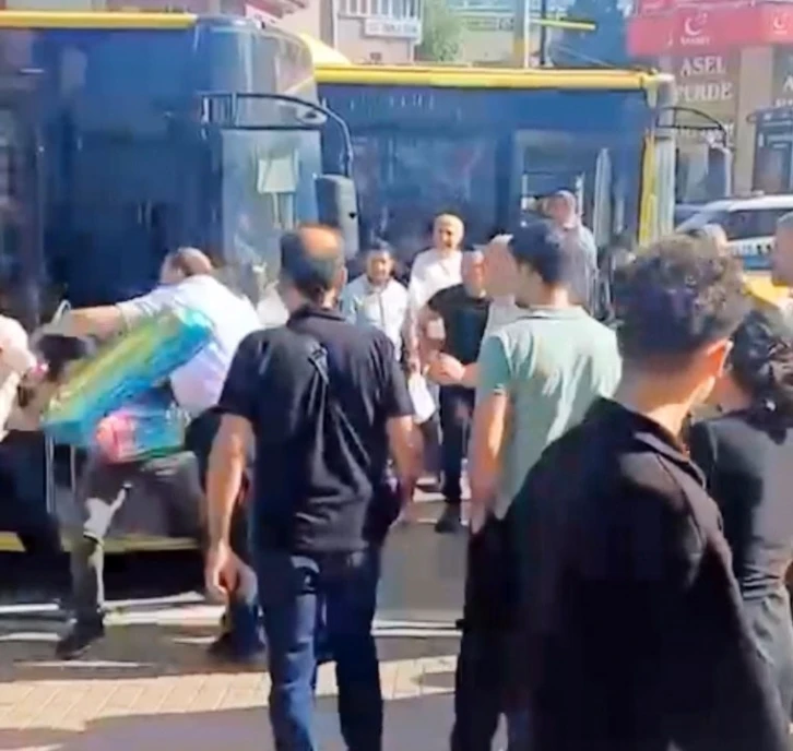 Bursa’da taksi ile belediye otobüsü şoförlerinin kavgası kamerada
