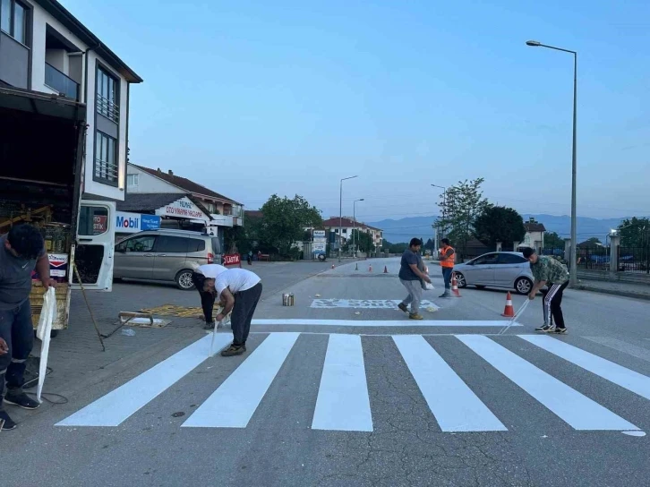 Çilimli Belediyesi yaya ve yol çizgilerini yeniliyor
