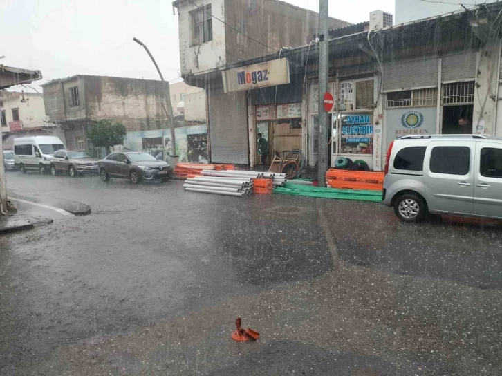Cizre’de dolu ve sağanak yağış sokakları göle çevirdi
