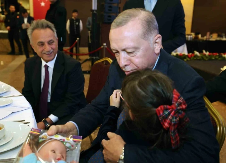 Cumhurbaşkanı Erdoğan: "Türkiye ekonomisinin lokomotifi olan İstanbul’u belediyecilik hizmetlerinde tekrar zirveye taşıyacağız"
