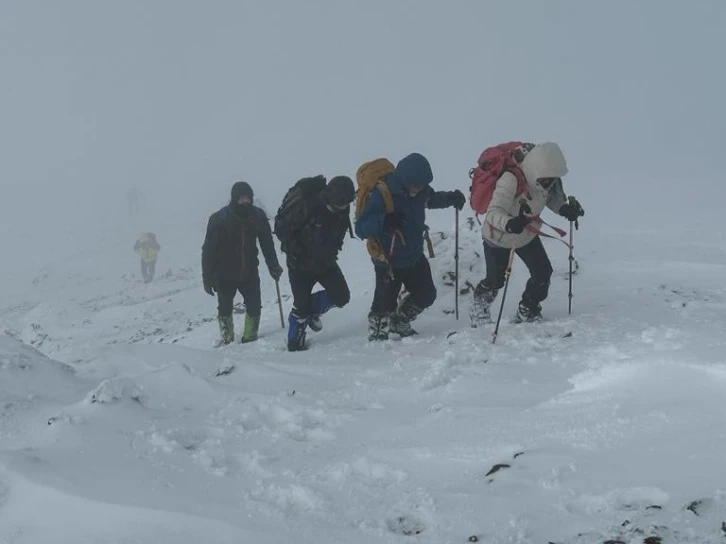 Dağcılardan 2 bin 800 rakımlı dağa zorlu tırmanış
