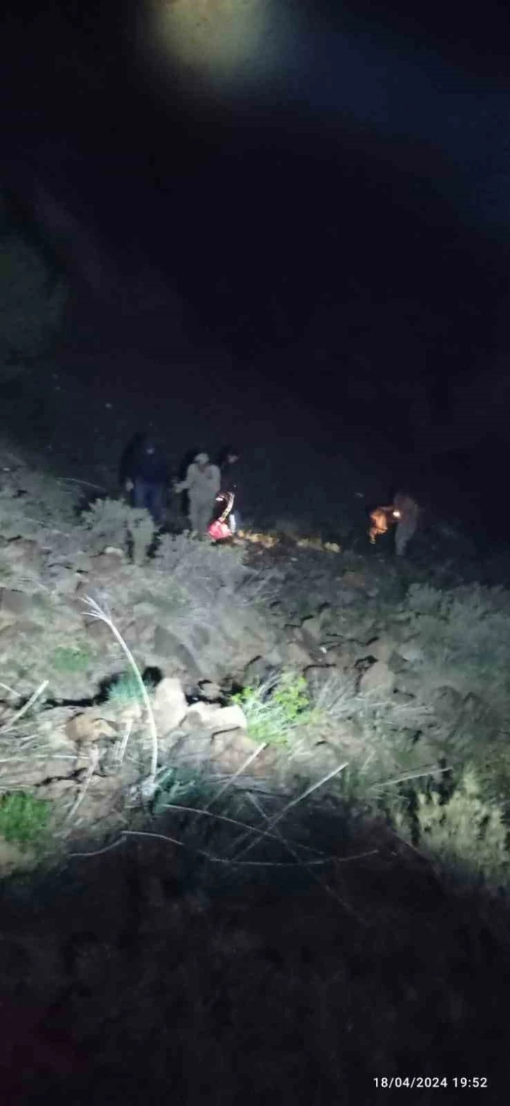 Dağlık alanda mahsur kalan 4 kişi kurtarıldı
