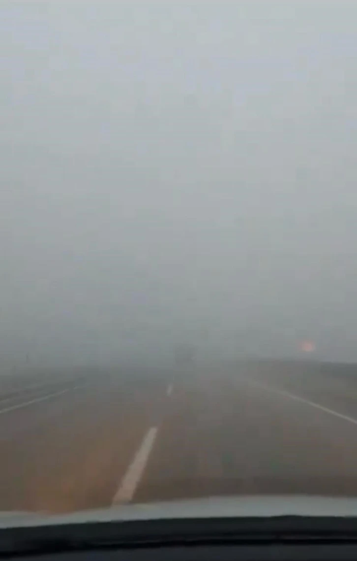 Denizli’de yoğun sis ve kaygan zemin araç sürücülerine zorlu anlar yaşattı
