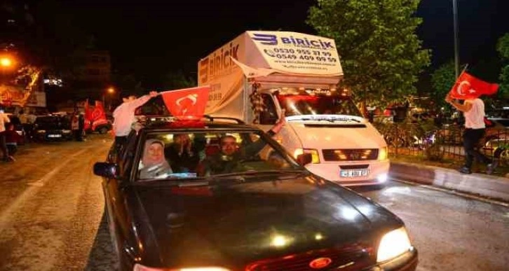 Deprem bölgesinde halk sokağa döküldü, zafer kutlaması yaptı: 