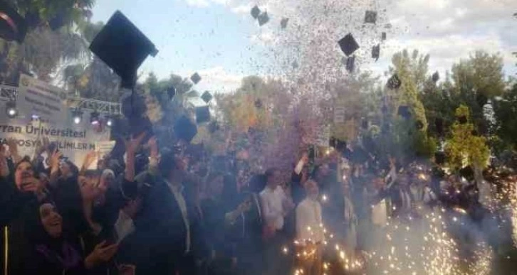 Deprem bölgesinde mezun olan öğrenciler sevinç ve hüznü bir arada yaşadı