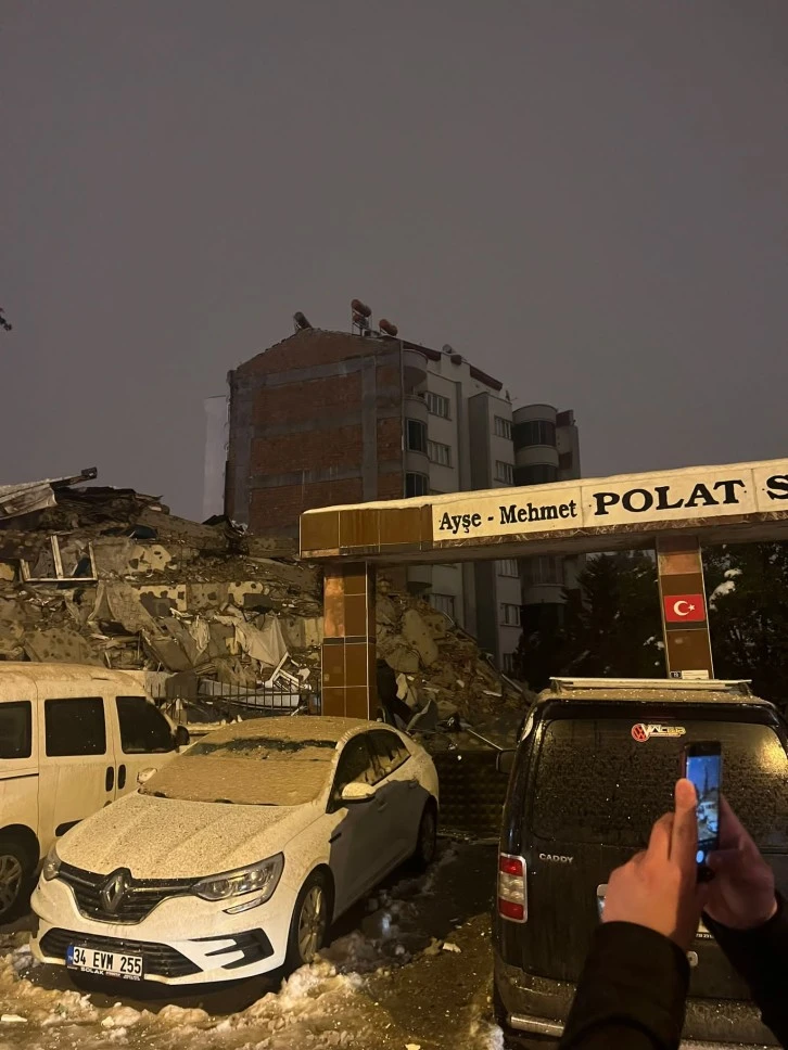 Deprem Gazianteplileri sokağa döktü. Yıkılan binalar var.