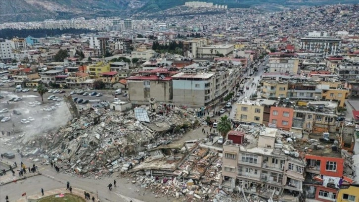 Depremde yıkılan apartmanın müteahhidi yan binayı, şantiye şefi müteahhidi suçladı