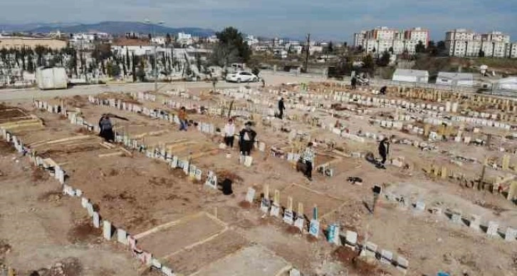 Depremin 14’üncü gününde mezarlıkta dinmeyen acı