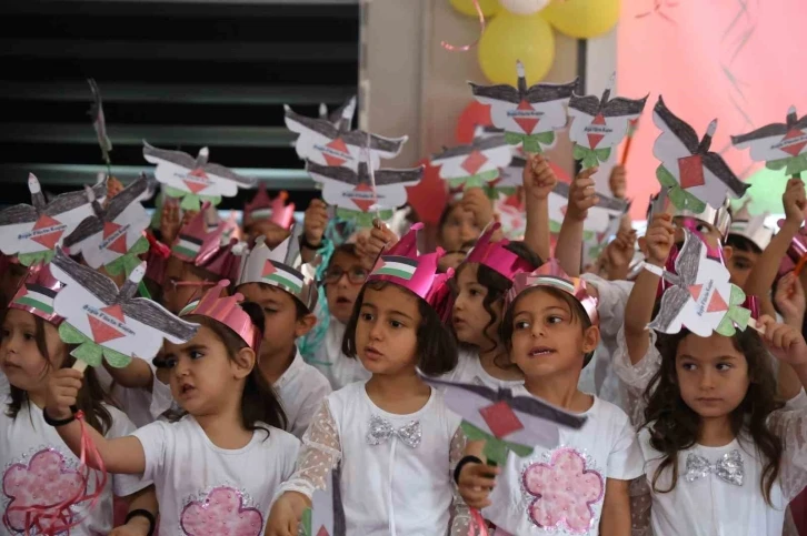 Depremzede çocuklardan Filistin bayraklı destek
