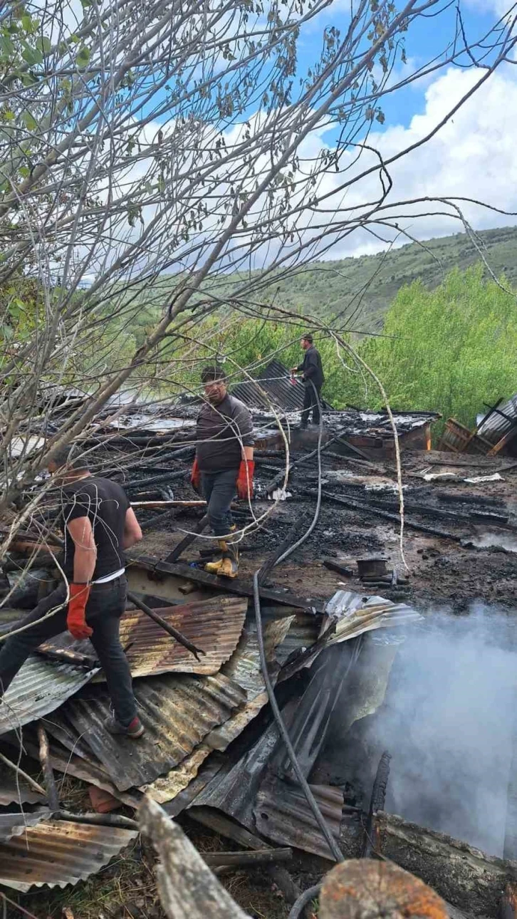 Derebaşı köyünde ev ve odunluk yandı
