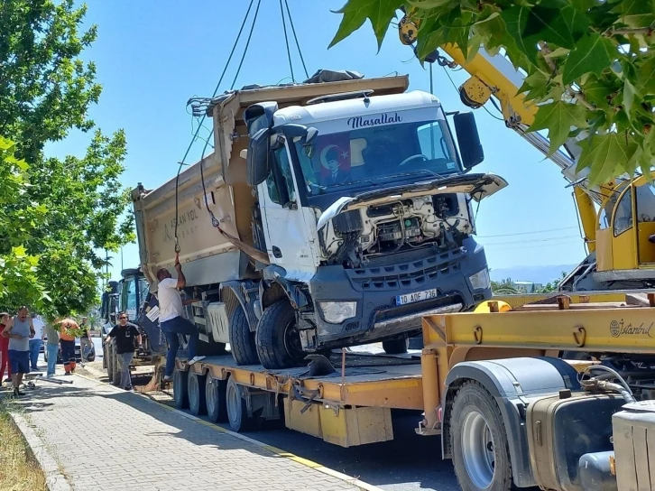 Devrilen kamyonun kapattığı İzmir-Çanakkale kara yolu yeniden trafiğe açıldı

