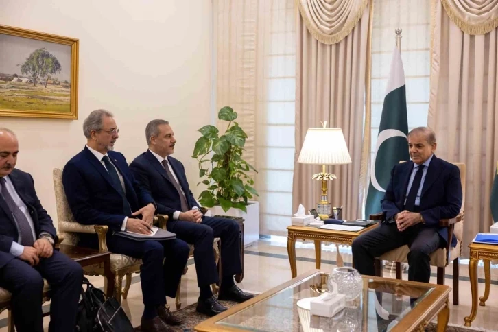 Dışişleri Bakanı Fidan Pakistan Başbakanı Şerif ile görüştü
