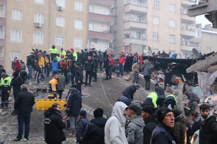 Diyarbakır’da 60 kişinin hayatını kaybettiği Yoldaş Apartmanı davasında müteahhit hakim karşısına çıktı

