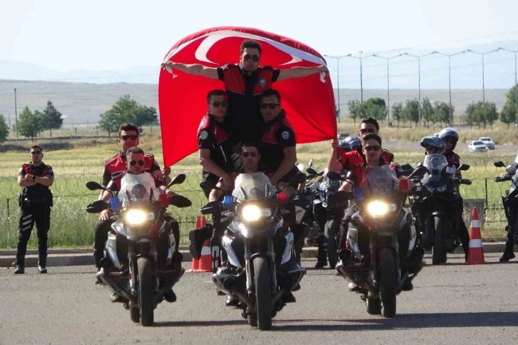Diyarbakır’da eğitimini tamamlayan Motosikletli Yunus Timi gösteri yaptı
