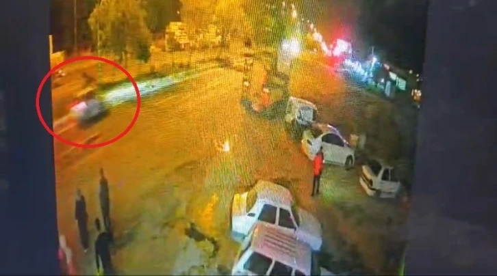 Diyarbakır’da yolun karşısına geçmek isteyen genç kıza otomobil böyle çarptı
