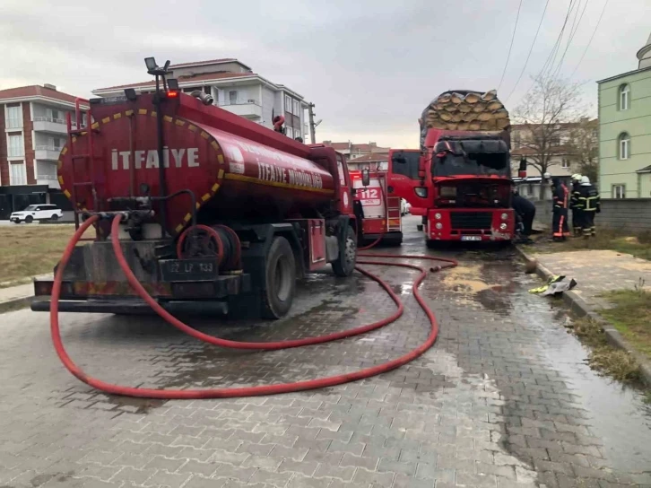 Edirne’de park halindeki kamyon alev alev yandı
