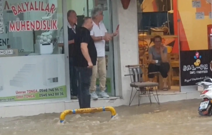 Edremit’te yağıştan dolayı birçok işyerini su bastı
