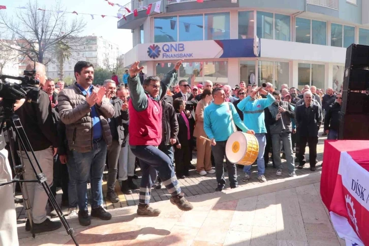 Efeler Belediyesi’nde işçiler maaş artışını davul zurnayla kutladı
