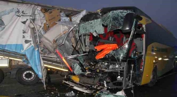 Elazığ’da yolcu otobüsü ile tır çarpıştı: 1 ölü, 32 yaralı
