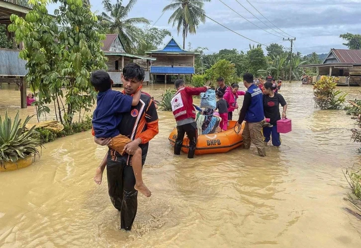 Endonezya’da sel ve heyelan faciası: 15 ölü
