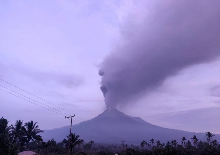 Endonezya’daki Lewotobi Laki-Laki Yanardağı’nda patlama
