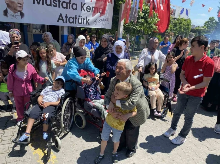 Engelli çocuklar ve aileleri, Türkiye Deniz Canlıları Müzesi’ni ziyaret etti
