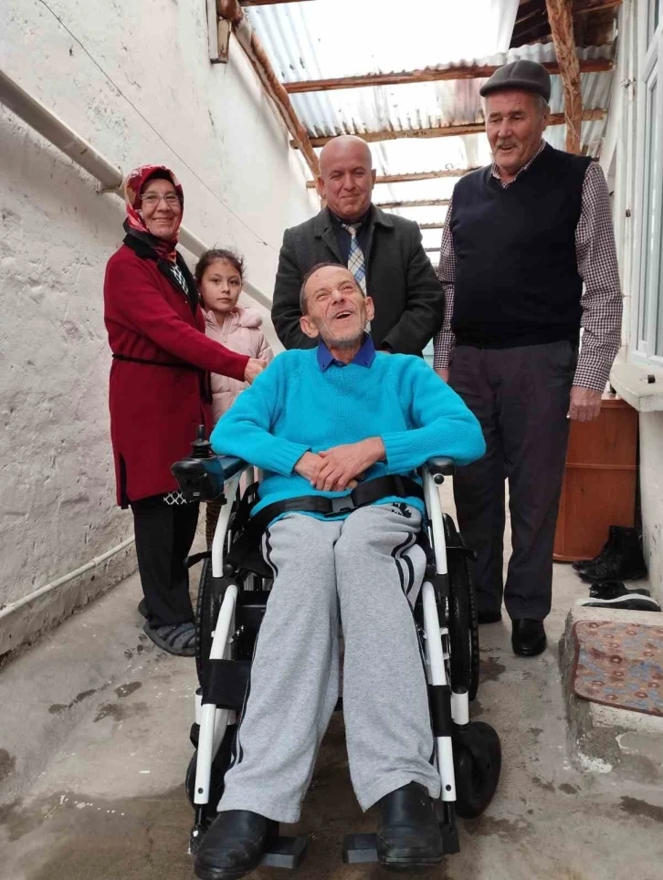Engelli vatandaşın tekerlekli sandalye sevinci
