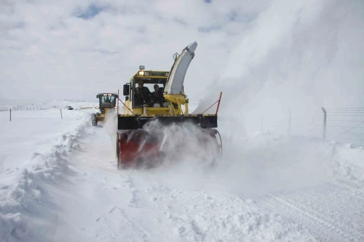 Erzincan’da kardan kapanan 375 köy yolu ulaşıma açıldı
